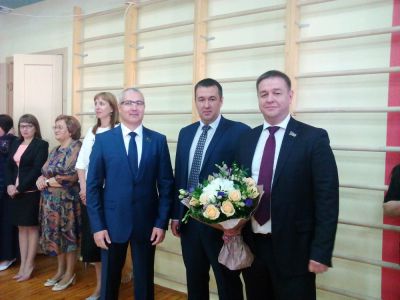 Окружной парламентарий Андрей Осадчук принял участие в торжественных мероприятиях, посвященных Дню знаний.